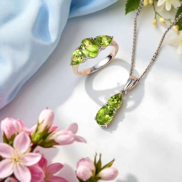 Sterling Silver and Peridot Green Gemstone Ring - Picture 4 of 14